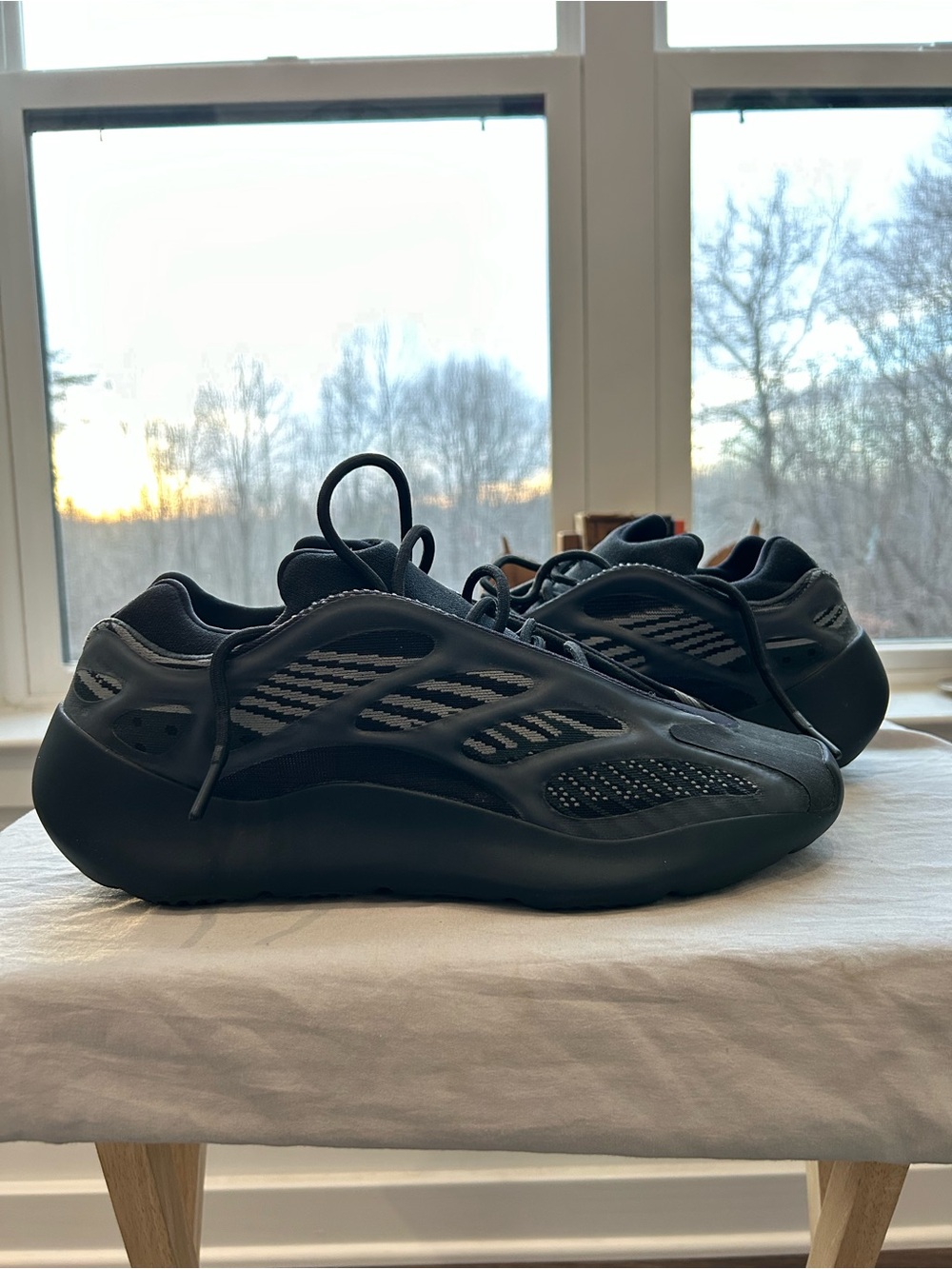 Yeezy 700 v3 Dark Glow Sz 12